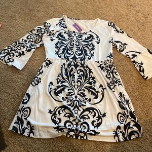Womens white top with black scroll pattern 3/4 sleeve Sz small S new NWT